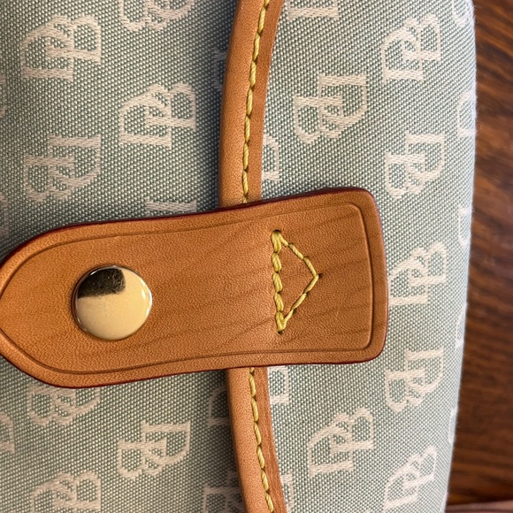 Dooney & Bourke signature wristlet soft green - Picture 9 of 10